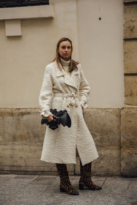 Στην Εβδομάδα Μόδας στο Παρίσι η καμπαρντίνα αποτελεί το basic κομμάτι στα street styles