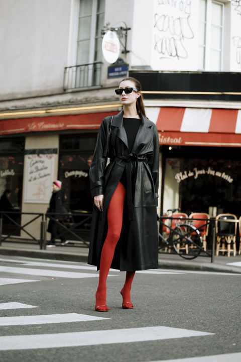 Στην Εβδομάδα Μόδας στο Παρίσι η καμπαρντίνα αποτελεί το basic κομμάτι στα street styles