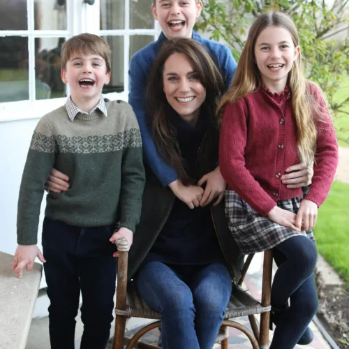 Kate Middleton: Παραδέχτηκε ότι έκανε photoshop στο πρόσφατο πορτρέτο της και ζήτησε συγγνώμη