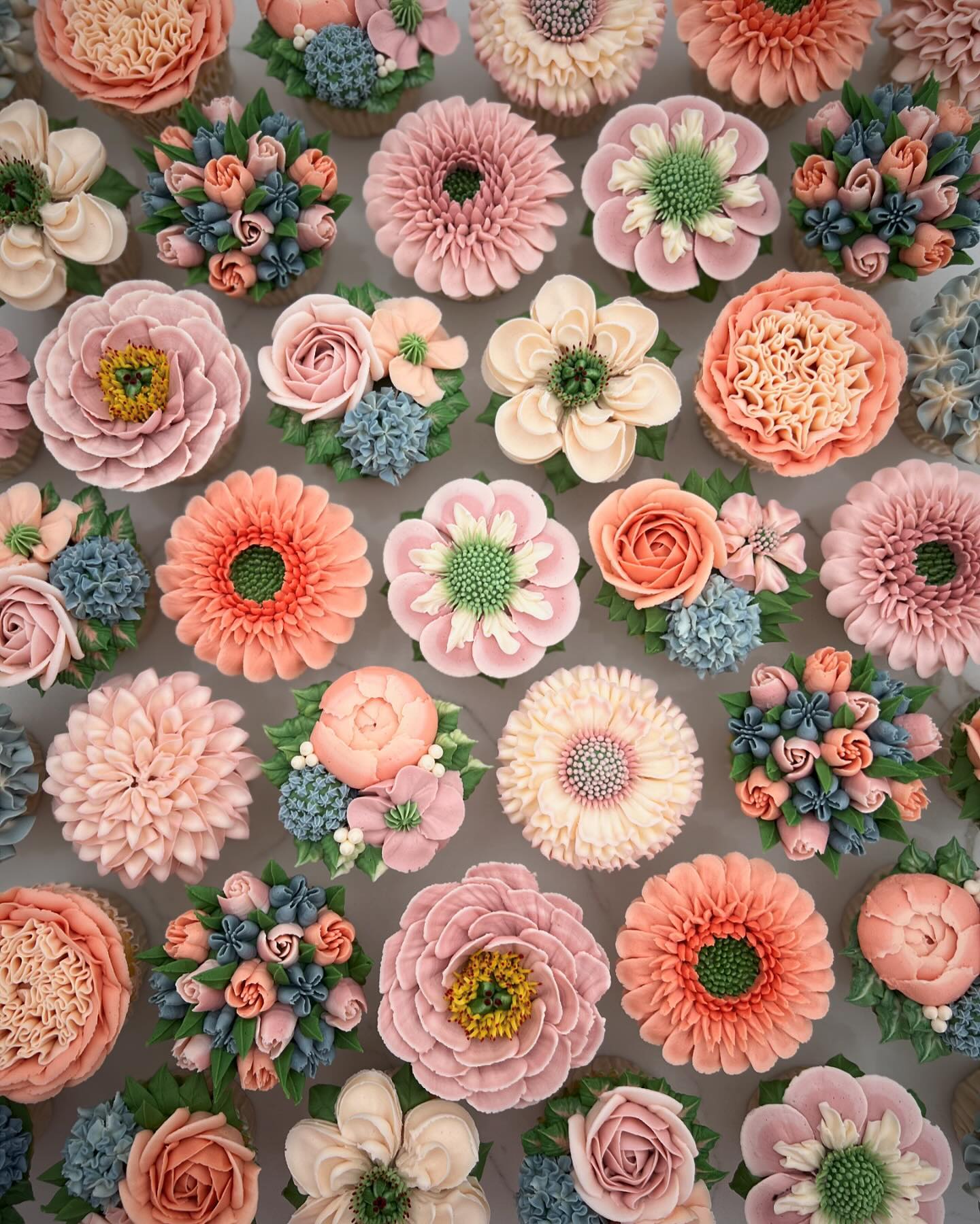 Τα ανθισμένα cupcakes με βουτυρόκρεμα που μοιάζουν με αληθινά λουλούδια και παχύφυτα