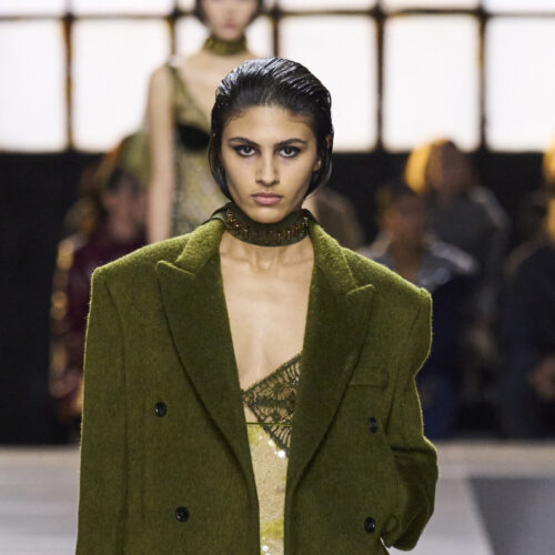 Πράσινο της ελιάς: Το χρώμα που πρωταγωνίστησε στα fashion shows FW '24 και δεν θα αντισταθούμε