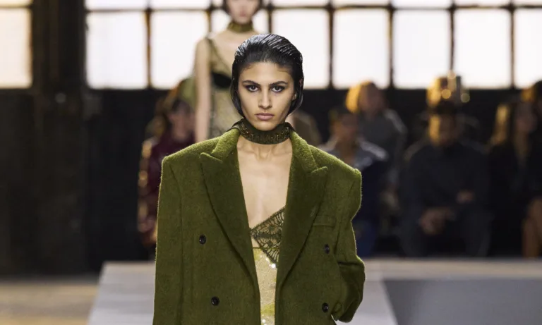 Πράσινο της ελιάς: Το χρώμα που πρωταγωνίστησε στα fashion shows FW '24 και δεν θα αντισταθούμε