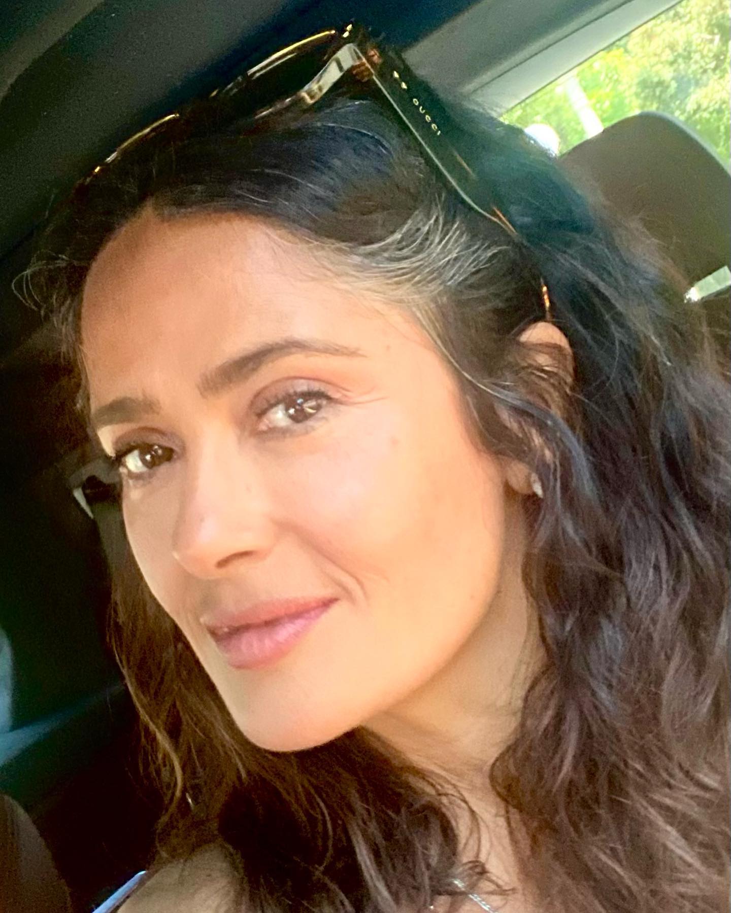 Το κόλπο της Salma Hayek που κρύβει με μια κίνηση τις λευκές τρίχες