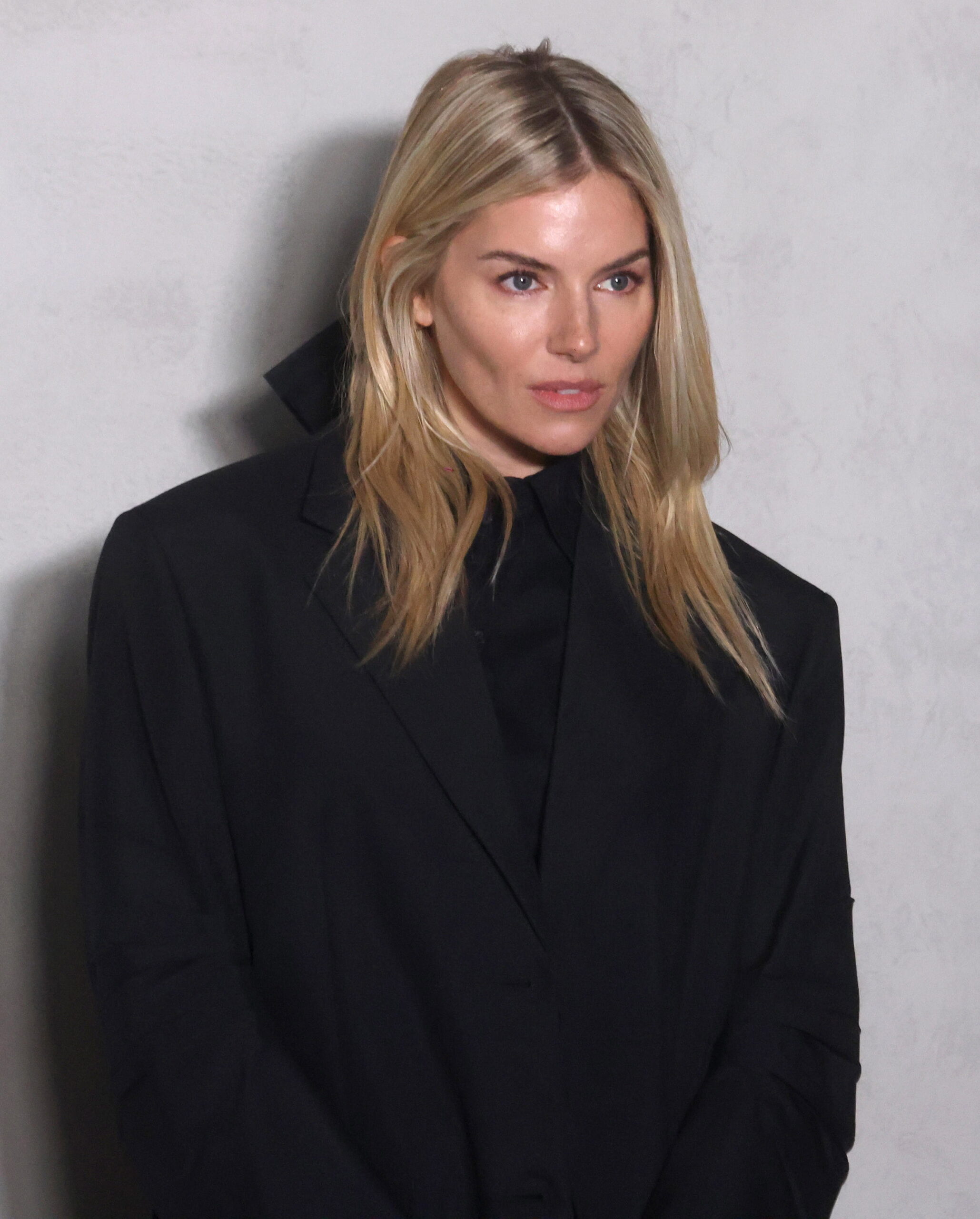 Η Sienna Miller φόρεσε το ιδανικό color trend του FW ’24 για μια βροχερή μέρα