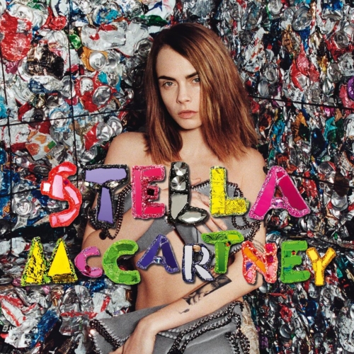 Η Cara Delevingne φωτογραφίζεται για τη νέα καμπάνια της Stella McCartney σε εργοστάσιο ανακύκλωσης