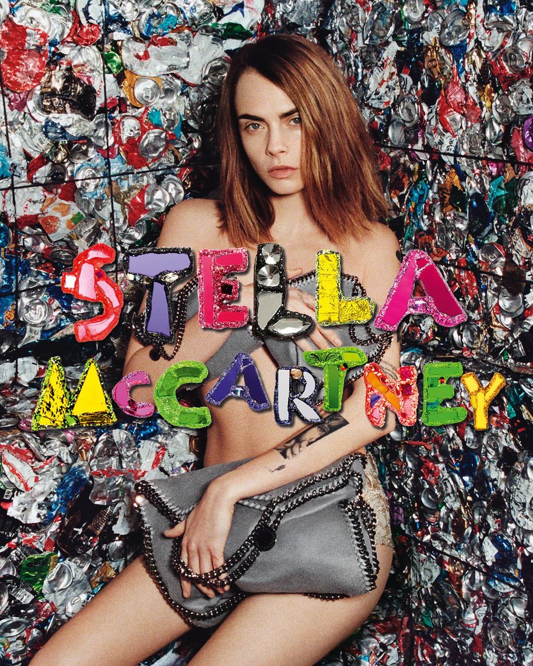 Η Cara Delevingne φωτογραφίζεται για τη νέα καμπάνια της Stella McCartney σε εργοστάσιο ανακύκλωσης