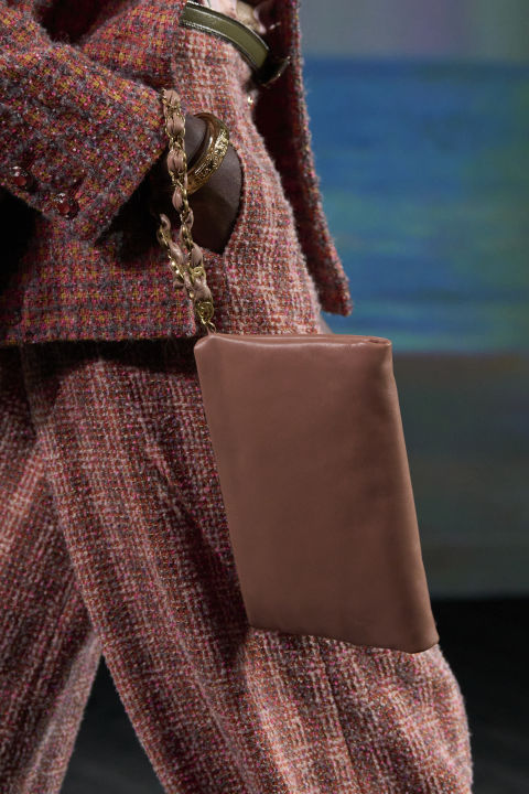 Τσάντα-βραχιόλι: Η πρακτικότητα που γίνεται κόσμημα και δεν θα αποχωριστείς αυτή τη σεζόν