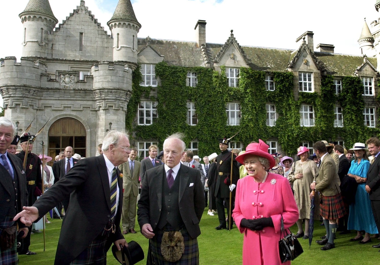 Η βρετανική βασιλική οικογένεια αφήνει επισκέπτες μέσα σε αυτό το εμβληματικό κάστρο για πρώτη φορά