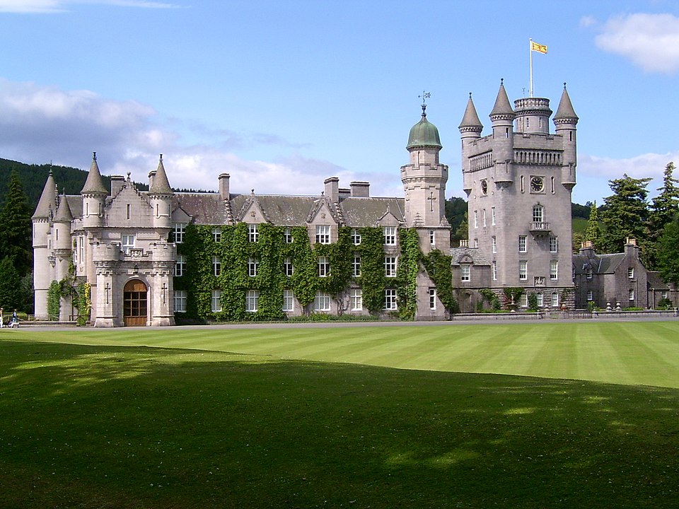 Η βρετανική βασιλική οικογένεια αφήνει επισκέπτες μέσα σε αυτό το εμβληματικό κάστρο για πρώτη φορά