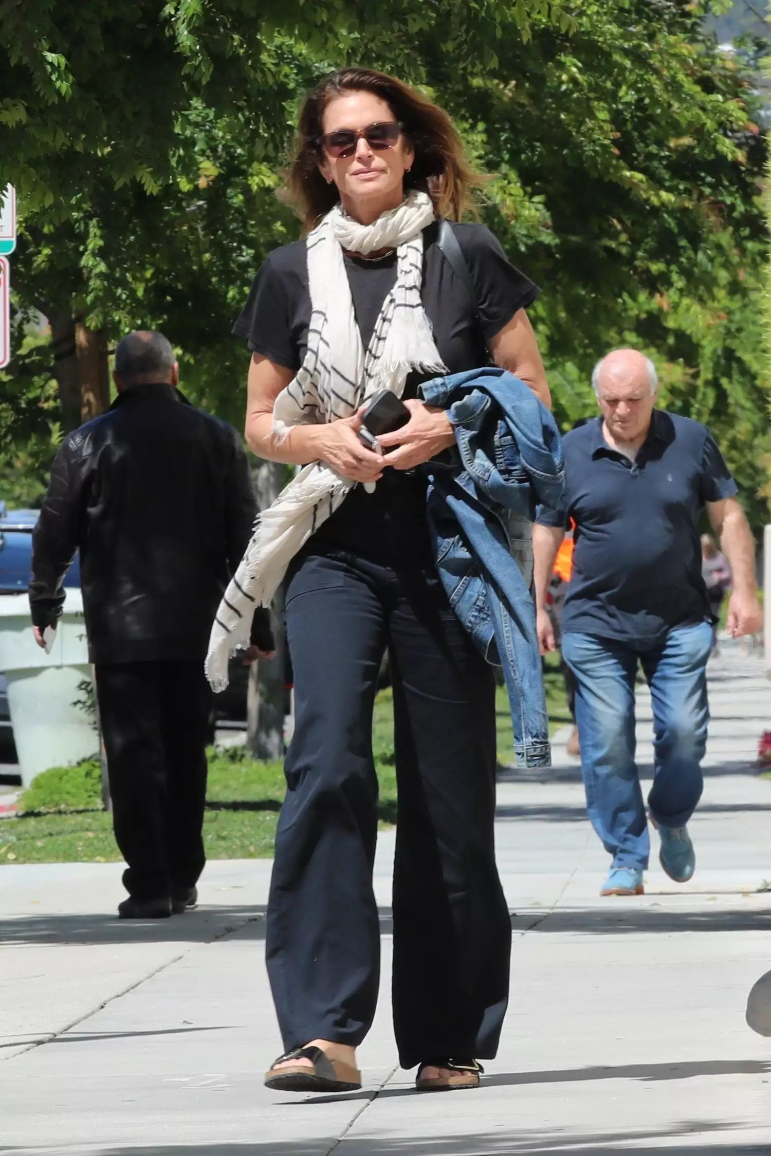 Φόρεσε τα σανδάλια της Cindy Crawford κάνοντας το πιο άνετο ντύσιμο αυτή τη σεζόν