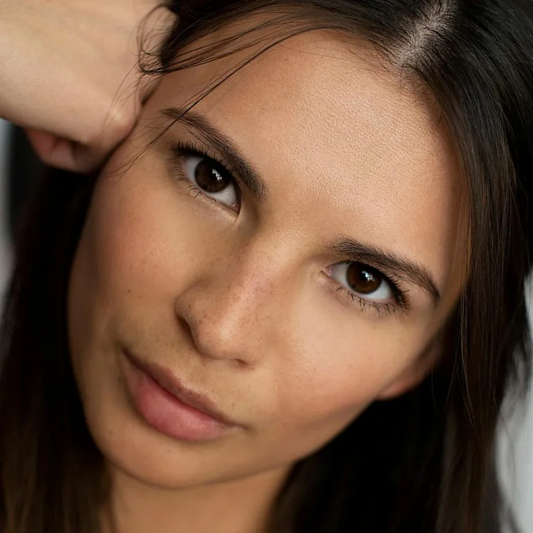 Θες πιο λεπτό πρόσωπο: 3 θεραπείες για να το πετύχεις μόνη σου στο σπίτι χωρίς ενέσιμα