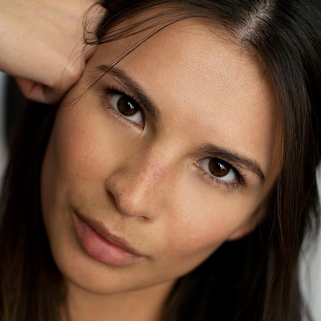 Ξηρό δέρμα από τον αέρα και τη θάλασσα; Φτιάξε 3 μάσκες που θα ενυδατώσουν αισθητά την επιδερμίδα σου