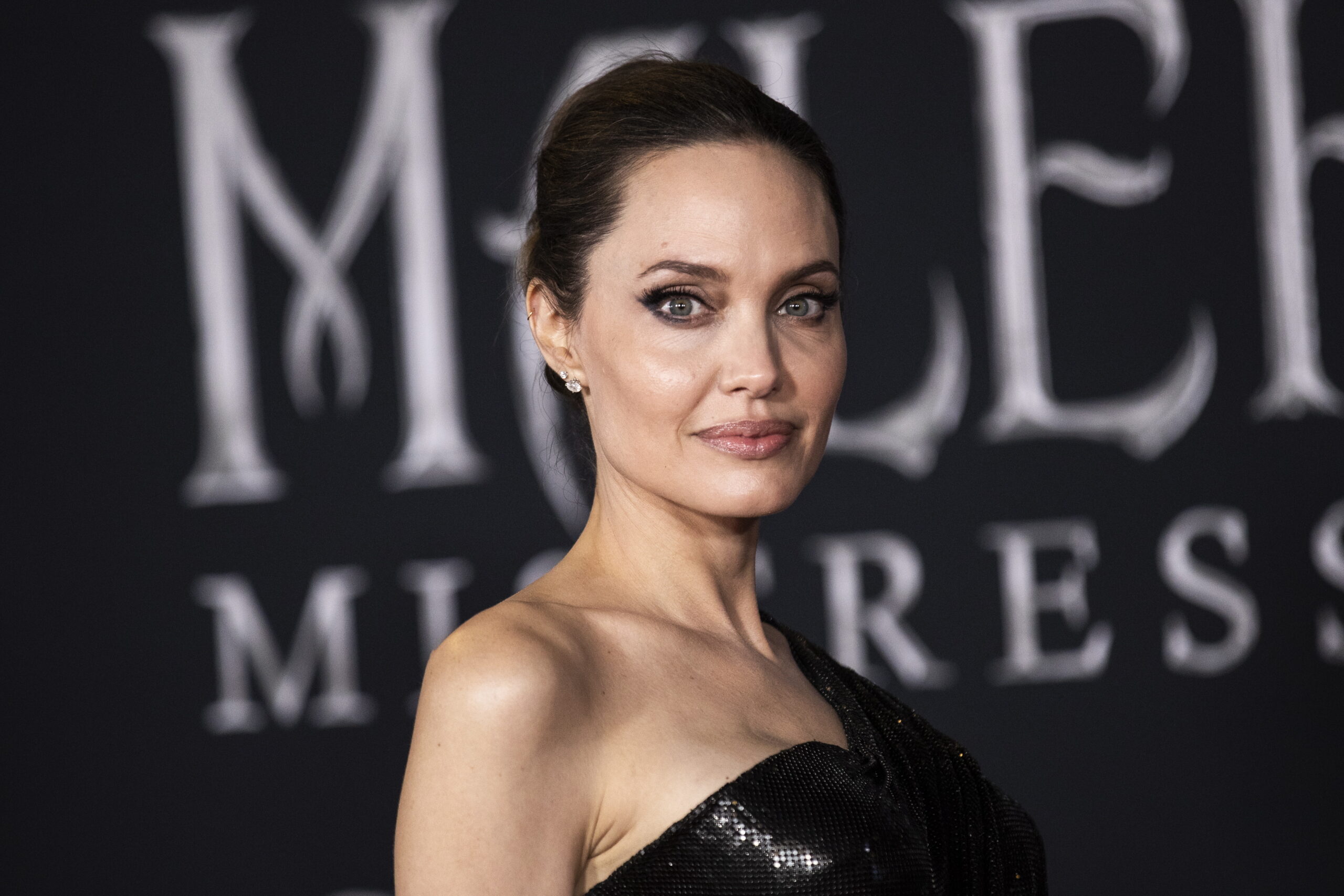 Η Angelina Jolie και η κόρη της Vivienne στο κόκκινο χαλί της επίσημης πρεμιέρας «The Outsiders»