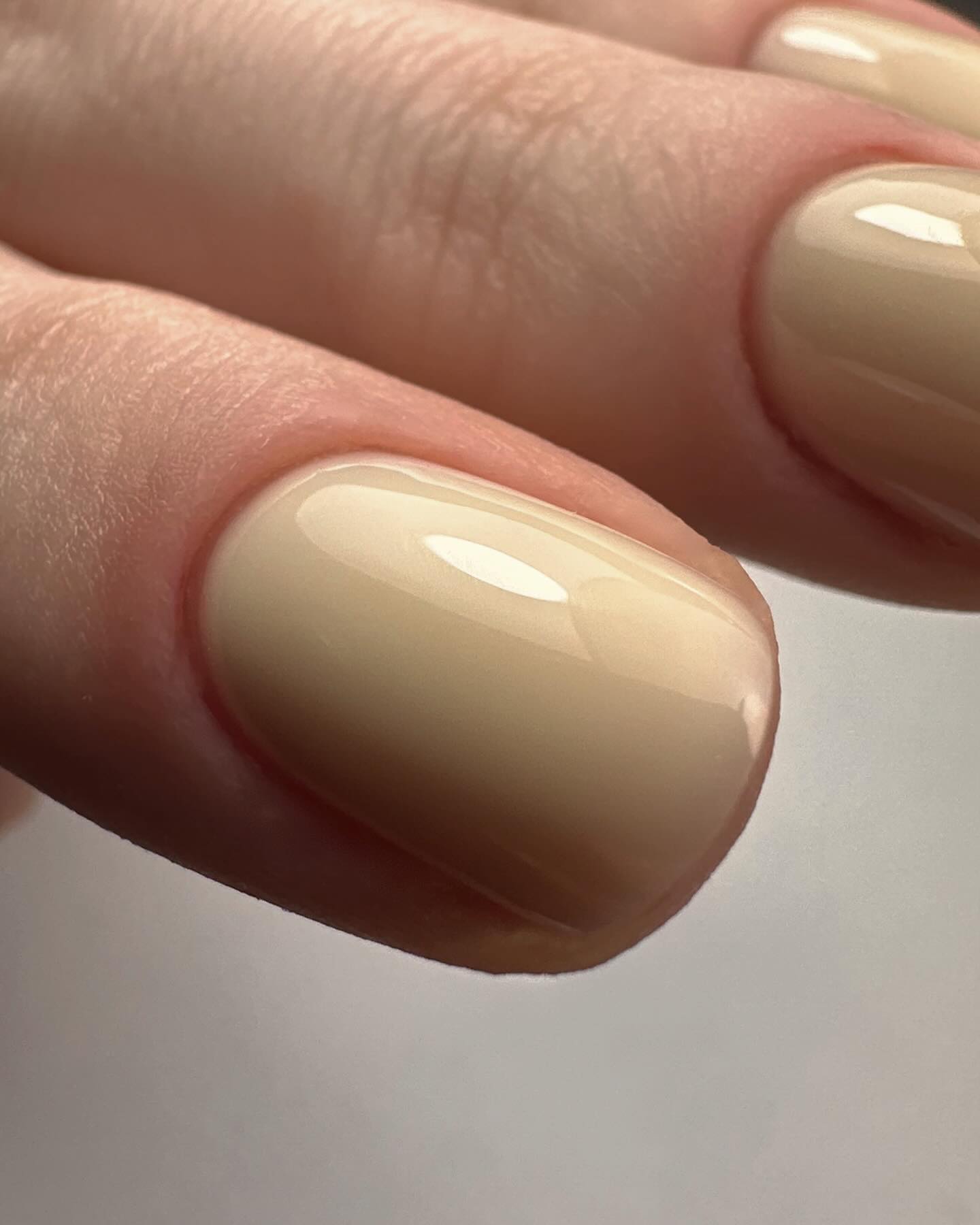 Το μανικιούρ «Butter Nails» της Selena Gomez αποτελεί το αγαπημένο χρώμα της άνοιξη