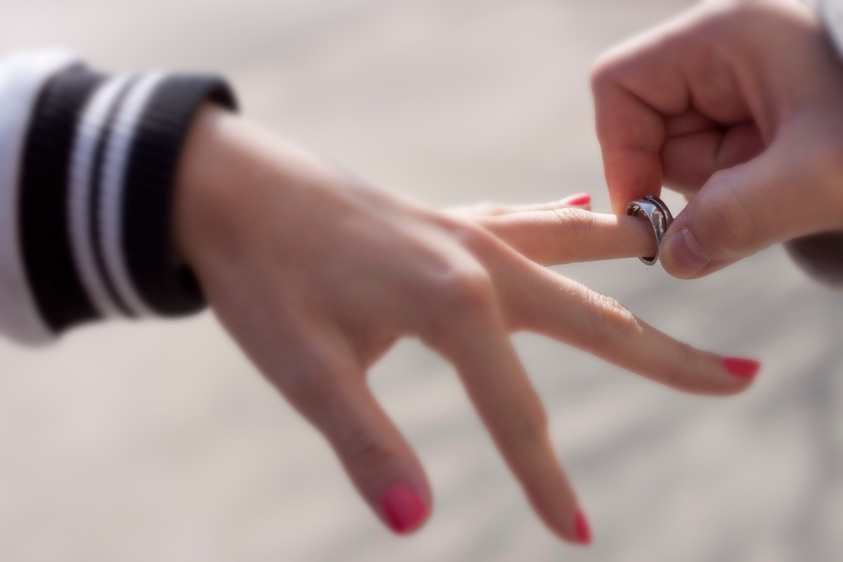 Τα 2 trends του TikTok που επηρεάζουν την επιλογή του δαχτυλιδιού των αρραβώνων