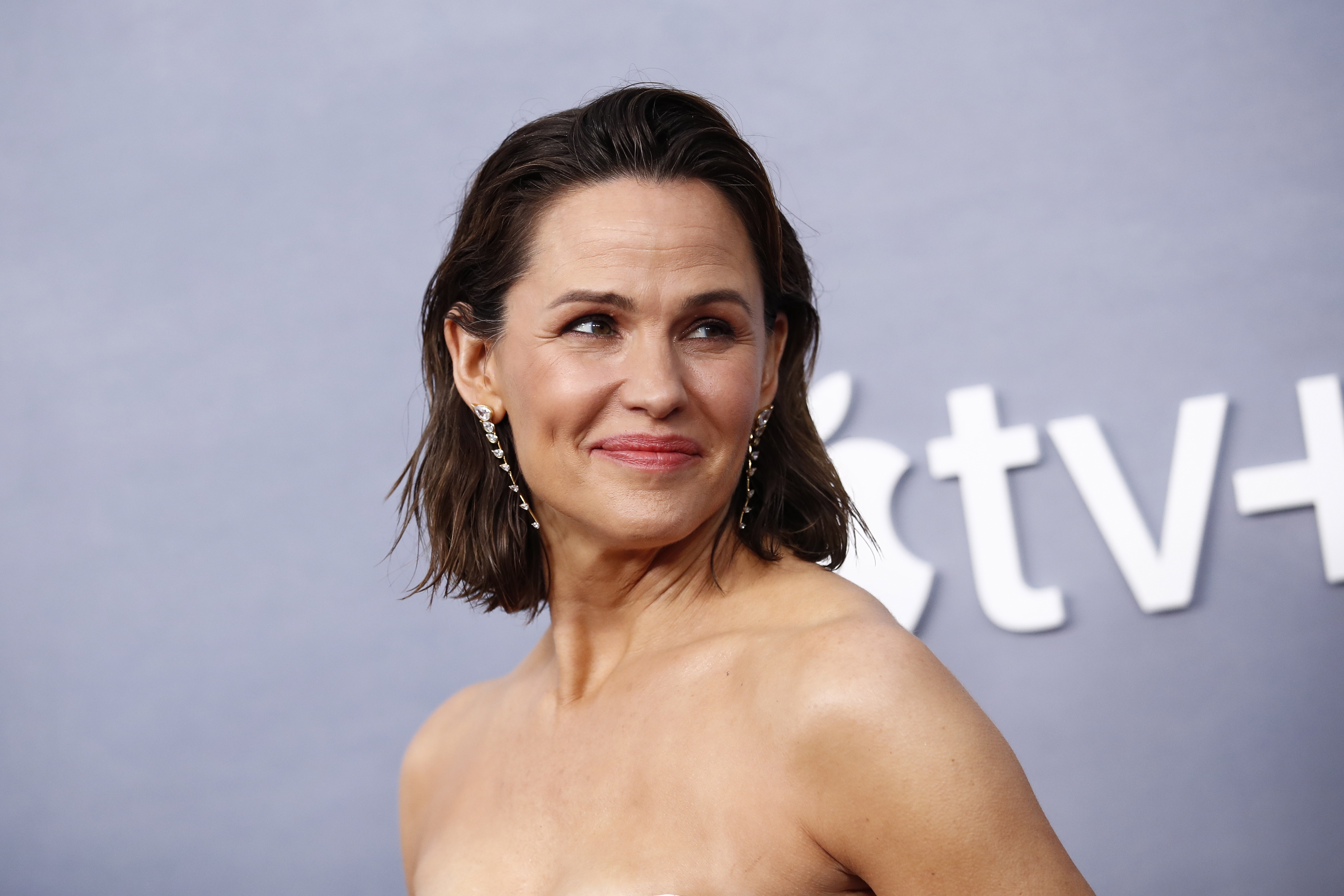 Η Jennifer Garner έκανε μια ανοιξιάτικη εμφάνιση φορώντας τα trendy χρώματα της σεζόν