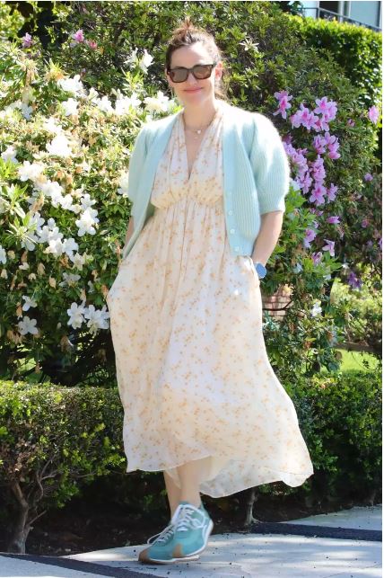 Η Jennifer Garner έκανε μια ανοιξιάτικη εμφάνιση φορώντας τα trendy χρώματα της σεζόν