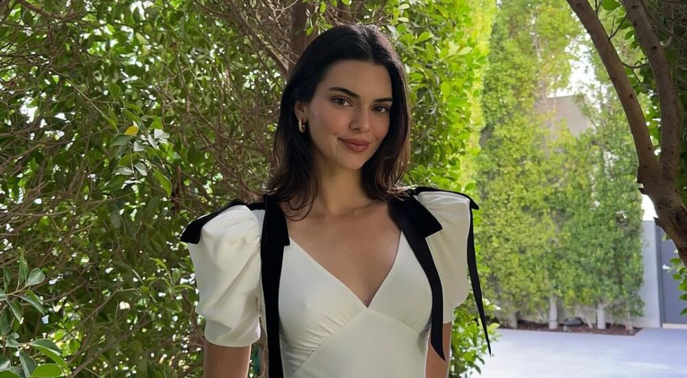 Η Kendall Jenner με λευκό φόρεμα σε retro γραμμή ιδανικό για κάθε ανοιξιάτικη stylish εμφάνιση