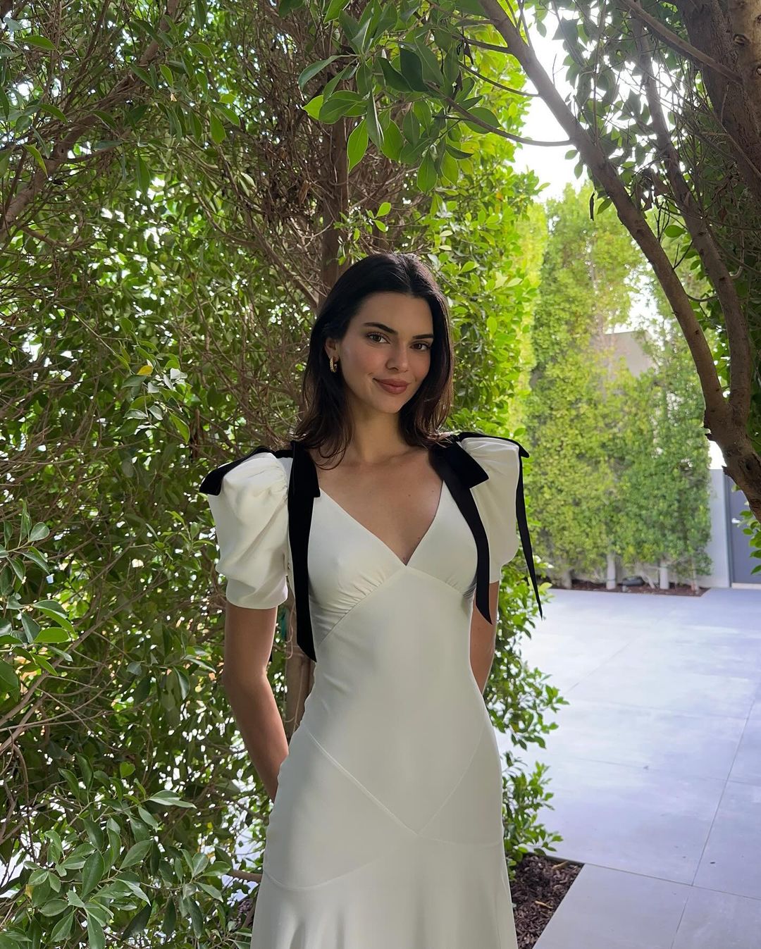 Η Kendall Jenner με λευκό φόρεμα σε retro γραμμή ιδανικό για κάθε ανοιξιάτικη stylish εμφάνιση