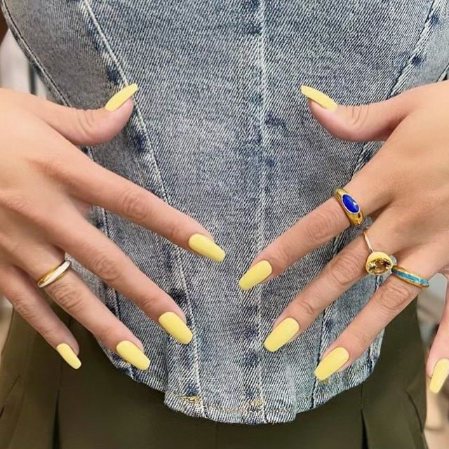 Το μανικιούρ «Butter Nails» της Selena Gomez αποτελεί το αγαπημένο χρώμα της άνοιξη
