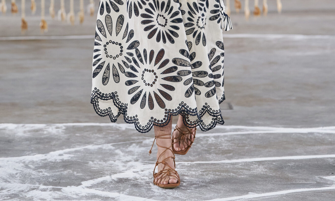 Πώς να συνδυάσεις την trendy broderie-anglaise φούστα σου το πρωί με 2 τρόπους