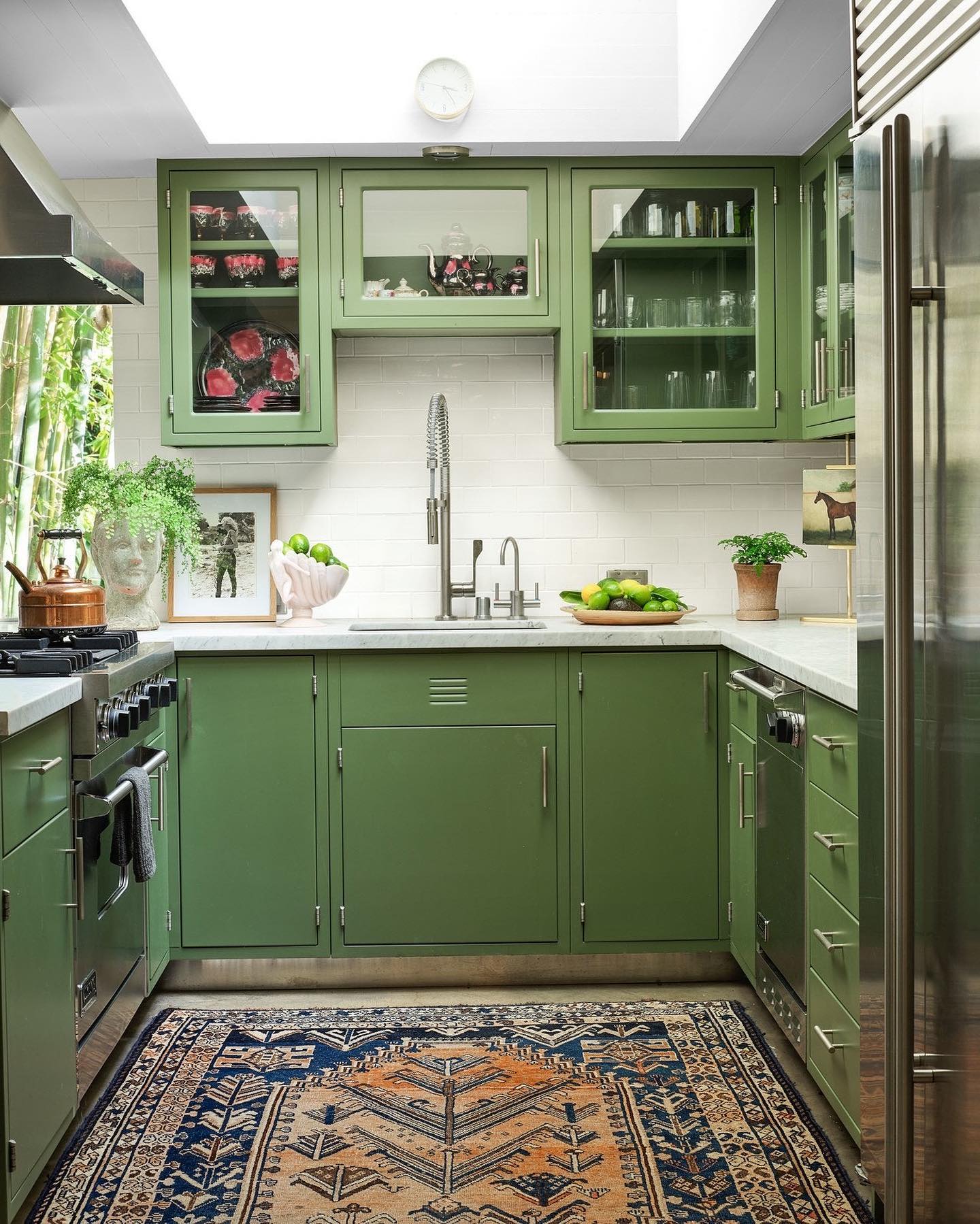 Το χρώμα στα ντουλάπια κουζίνας της Dakota Johnson θα είναι η μεγαλύτερη τάση του 2024