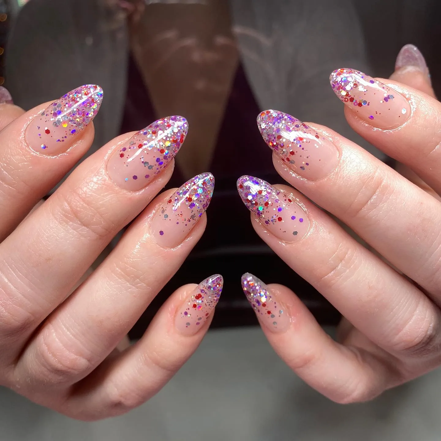 7 Glitter Ombré σχέδια που θα κάνουν τα νύχια σου να λαμποκοπούν πρωί βράδυ