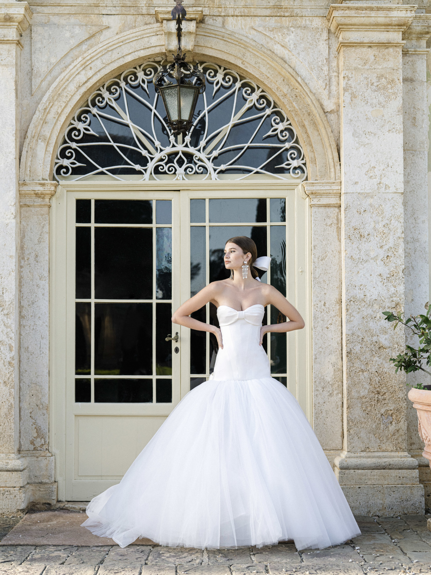 Bridal trends 2025: Χαμηλόμεσα νυφικά ή κοστούμια με φουλάρια αποτυπώνουν μια νέα εποχή στα νυφικά