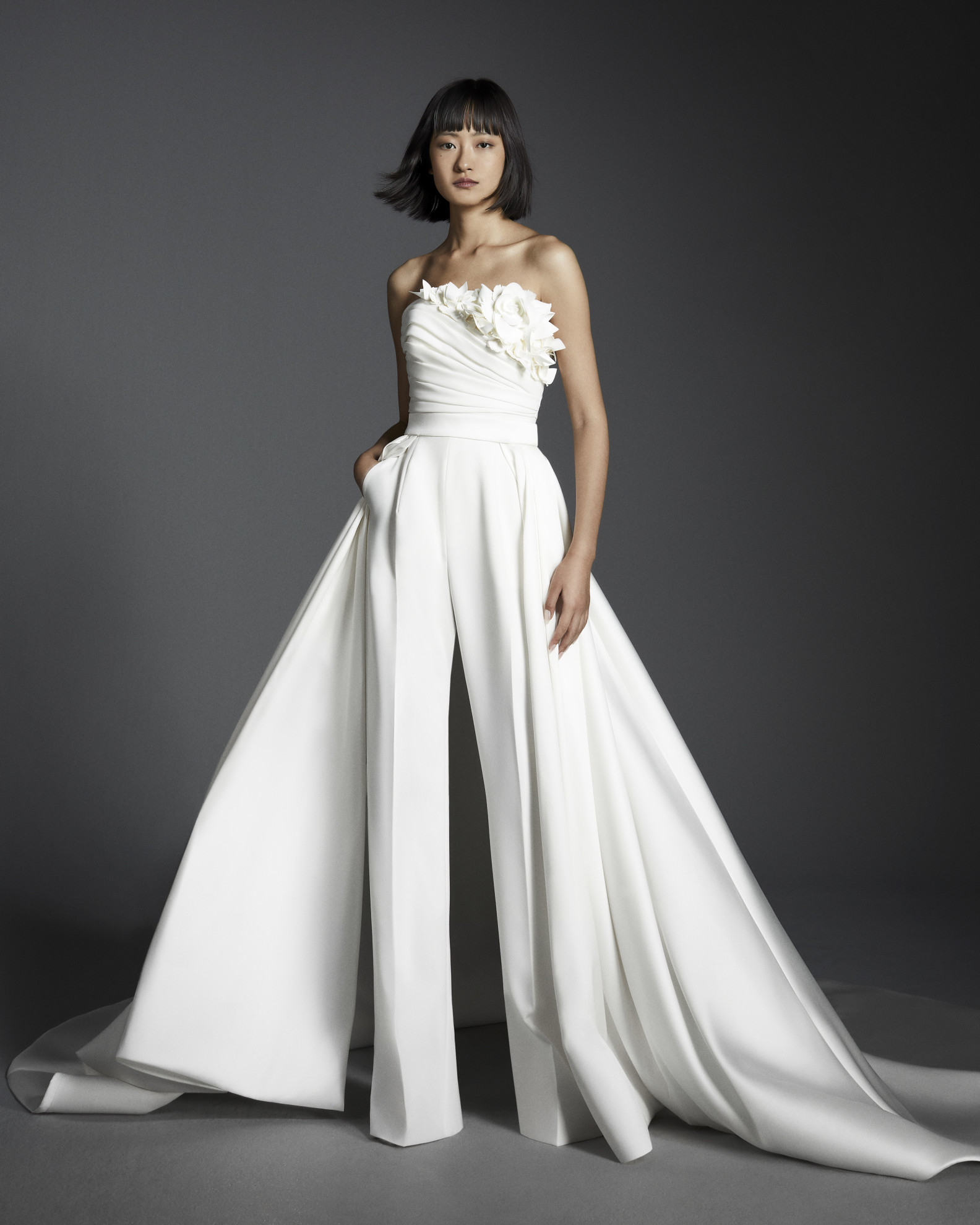 Bridal trends 2025: Χαμηλόμεσα νυφικά ή κοστούμια με φουλάρια αποτυπώνουν μια νέα εποχή στα νυφικά