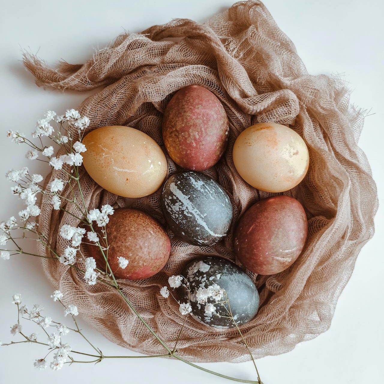 Τεχνική βαφής πασχαλινών αυγών με μαρκαδόρους και χαρτοπετσέτα για πολύχρωμα έργα τέχνης