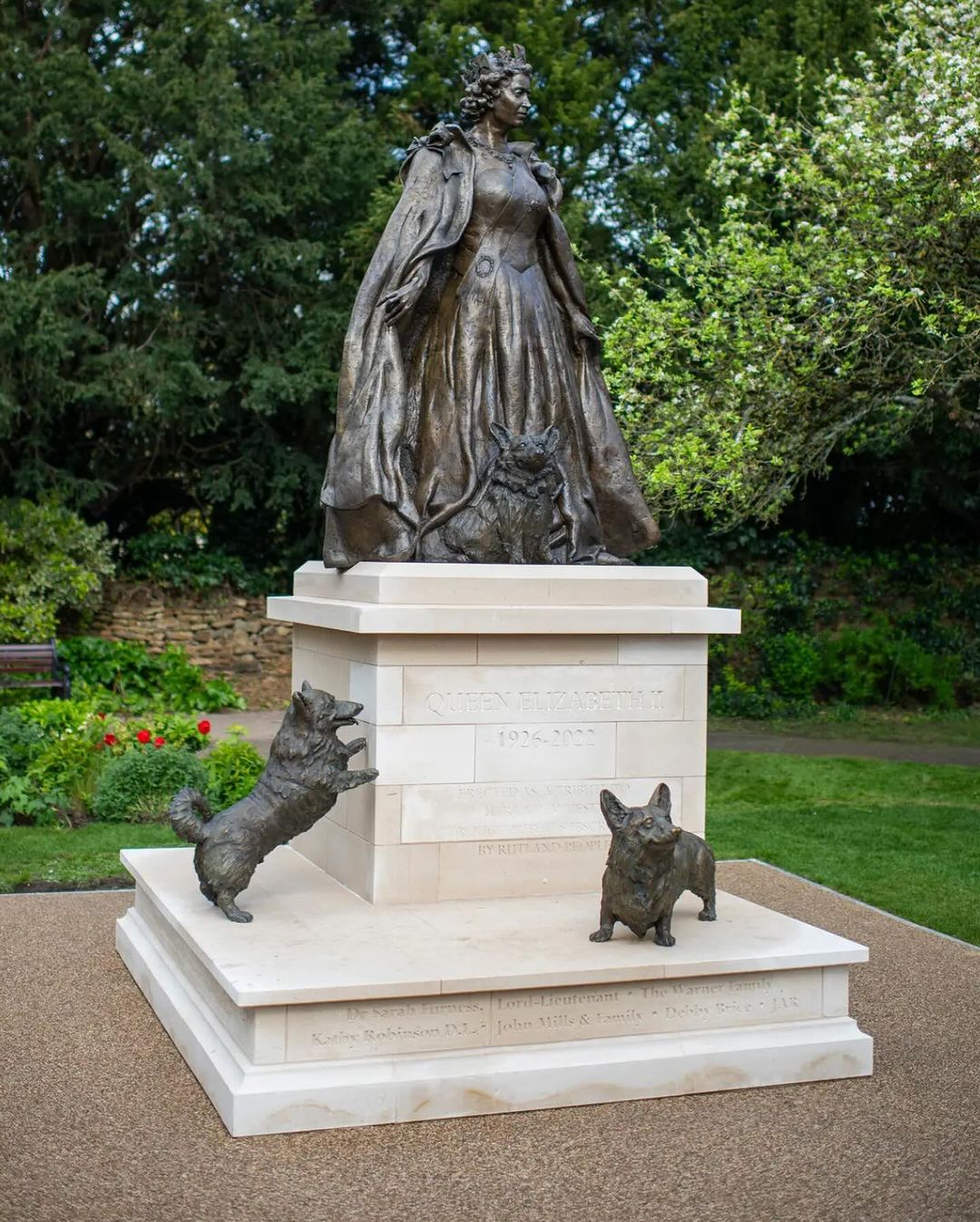 Αποκαλύφθηκε το πρώτο αναμνηστικό άγαλμα της Βασίλισσας Ελισάβετ Β' και τα 3 σκυλάκια της