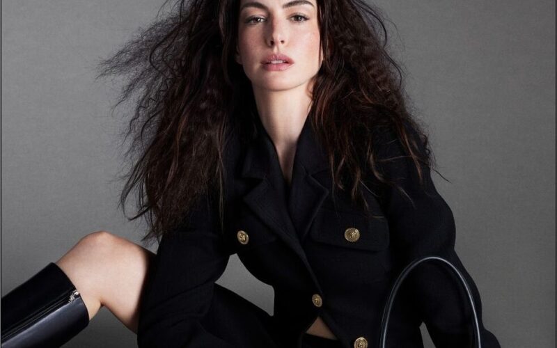 Anne Hathaway και Cillian Murphy πρωταγωνιστούν στη νέα καμπάνια Versace «Twist in Icons»