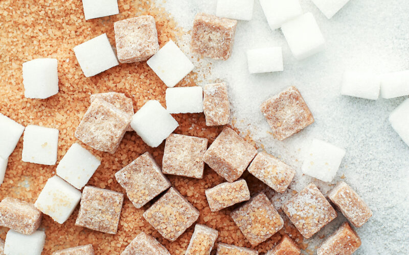 Ζάχαρη Λευκή VS Ζάχαρη Καρύδας: Μύθοι και αλήθειες για το ποια είναι η πιο υγιεινή