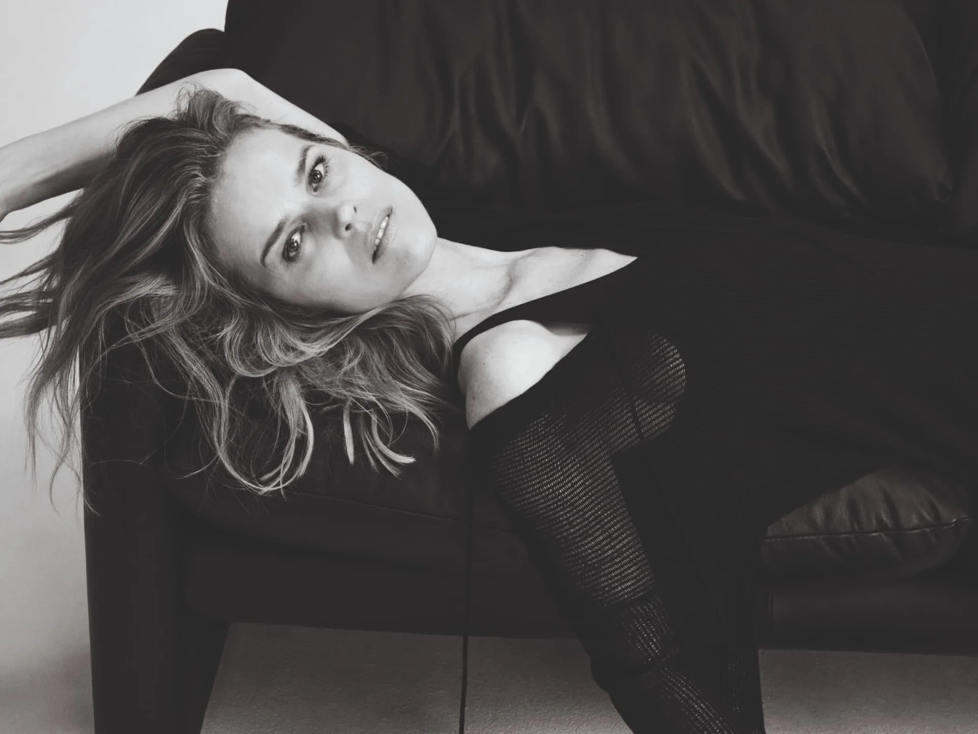 Η Eva Herzigová είναι το πρόσωπο της νέας καμπάνιας της Massimo Dutti