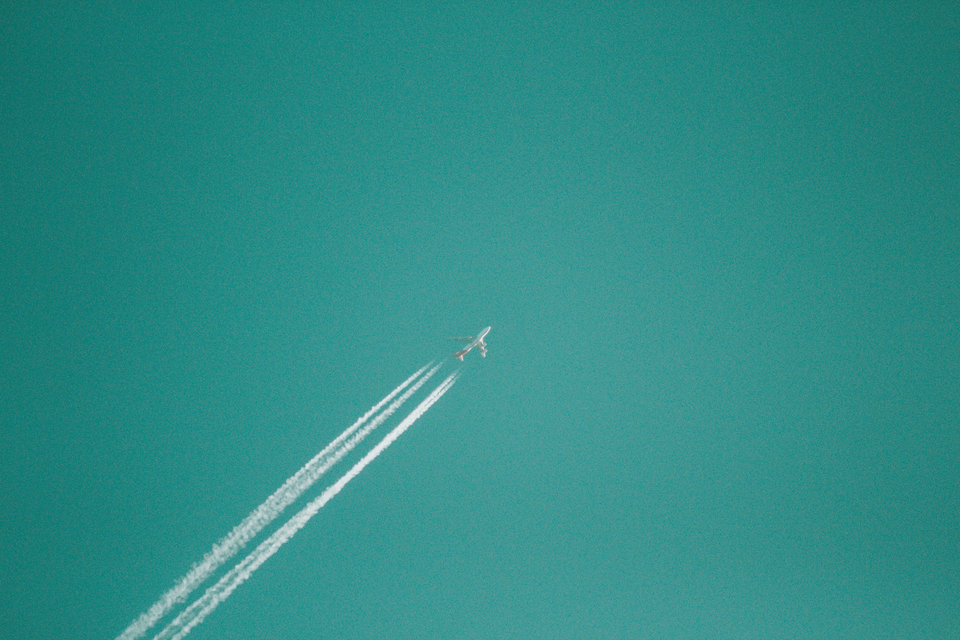 Τι είναι πραγματικά αυτές οι λευκές γραμμές πίσω από τα αεροπλάνα στον ουρανό