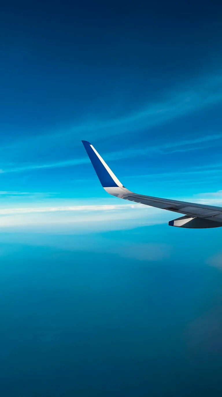 Τι είναι πραγματικά αυτές οι λευκές γραμμές πίσω από τα αεροπλάνα στον ουρανό