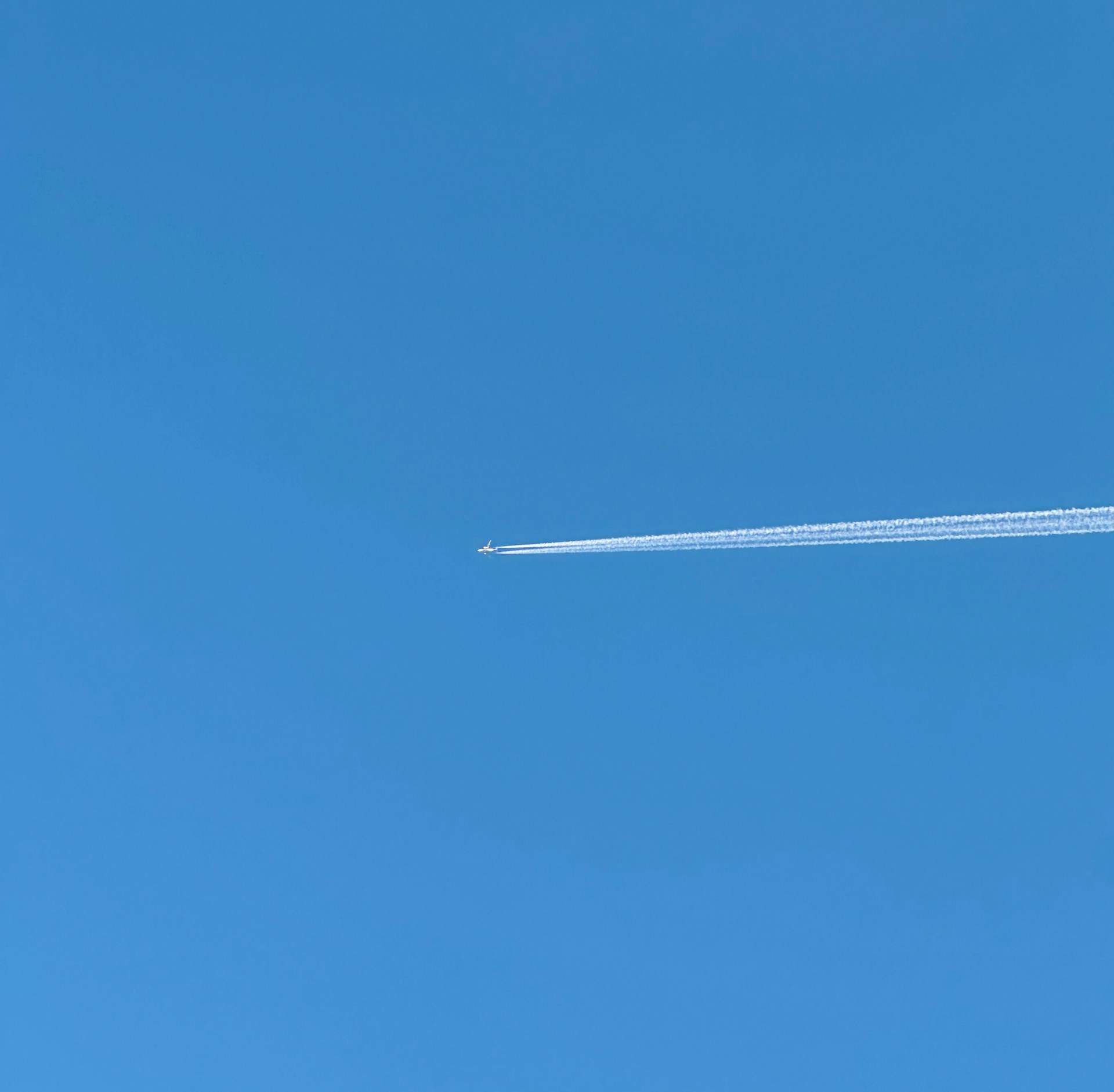 Τι είναι πραγματικά αυτές οι λευκές γραμμές πίσω από τα αεροπλάνα στον ουρανό