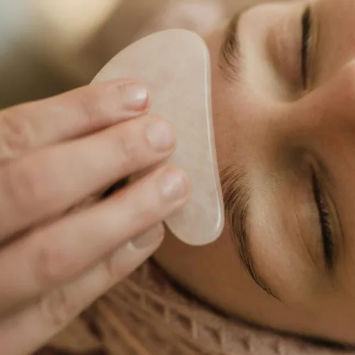 Gua Sha ή αλλιώς το «botox της Ανατολής» - Πώς να το εφαρμόσεις σωστά στο δέρμα σου
