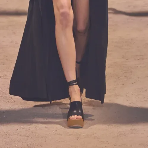 Τα ψηλά τσόκαρα είναι τo must boho trend του καλοκαιριού