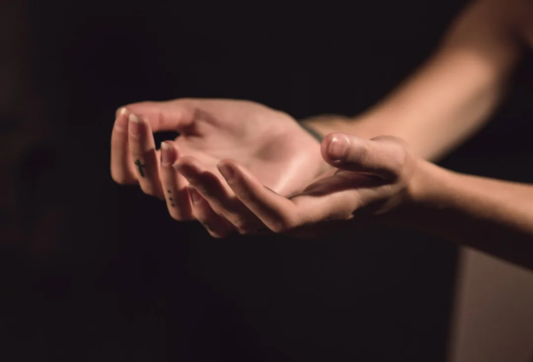 Reiki: Όλα όσα θέλεις να ξέρεις για την εναλλακτική μορφή θεραπείας για το μυαλό και το σώμα