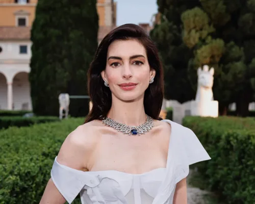 Η Anne Hathaway για τα 140 χρόνια του οίκου Bulgari εμφανίσθηκε με λευκό φόρεμα Gap