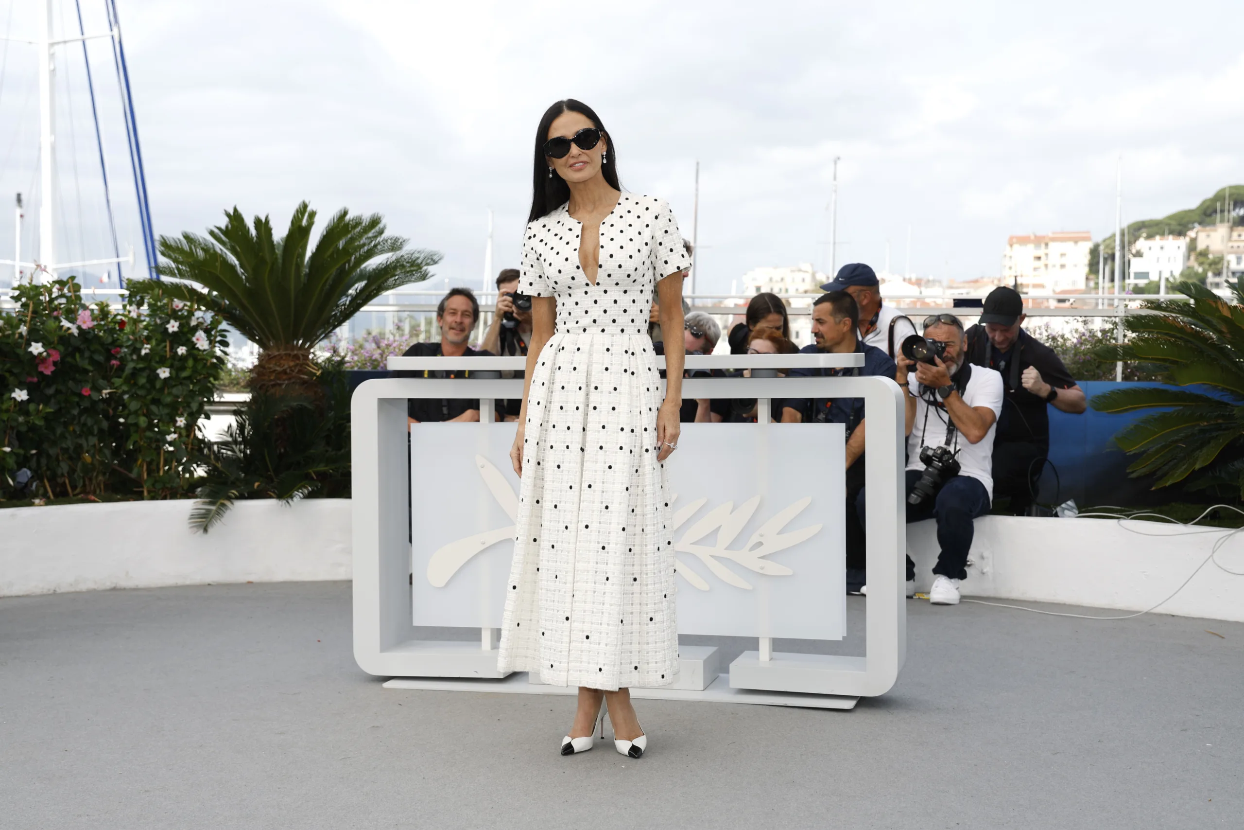 Η Demi Moore στο Φεστιβάλ Καννών 2024 αποδεικνύει ότι (για εκείνη) τα μακριά μαλλιά is the big hero