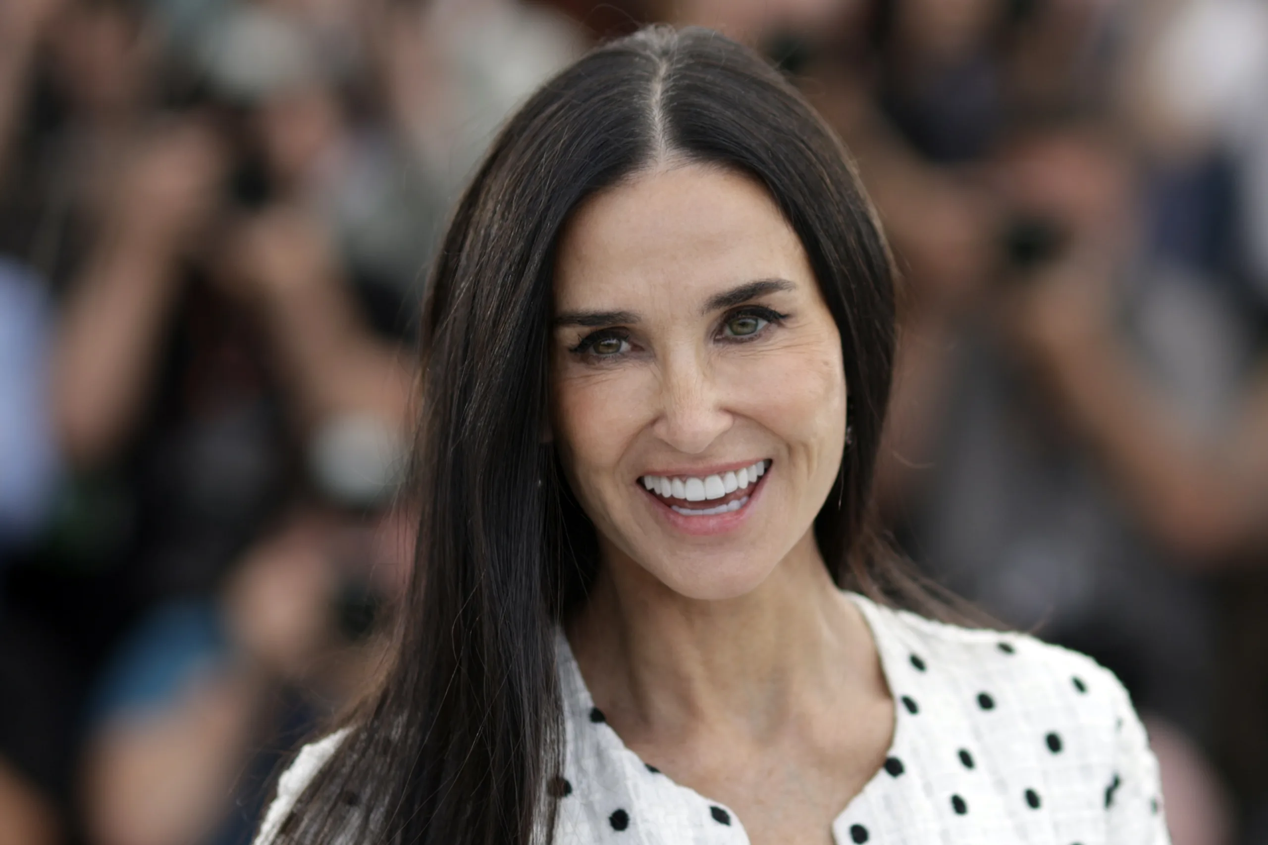 Η Demi Moore στο Φεστιβάλ Καννών 2024 αποδεικνύει ότι (για εκείνη) τα μακριά μαλλιά is the big hero