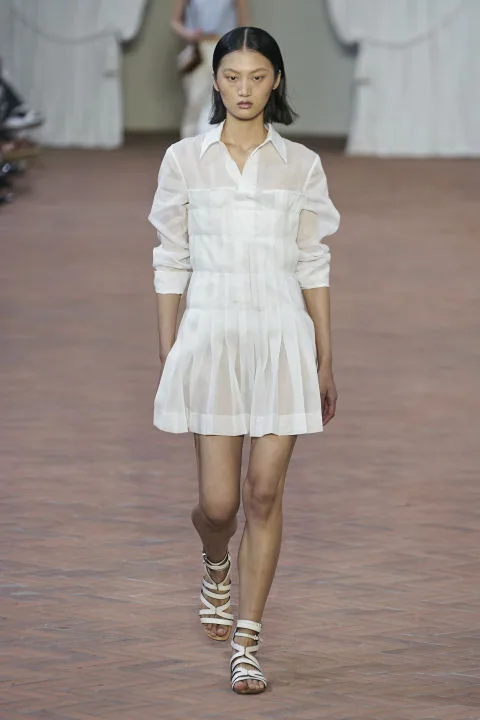 Πώς να συνδυάσεις τα trendy mini φορέματα με σανδάλια όπως τα έδειξαν στις πασαρέλες SS'24