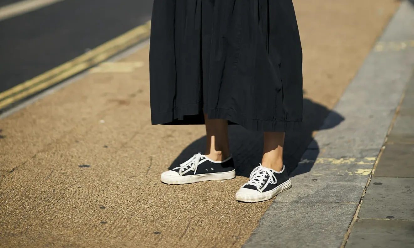 Πώς να φορέσεις τα sneakers με τα αγαπημένα σου φορέματα αυτή την εποχή