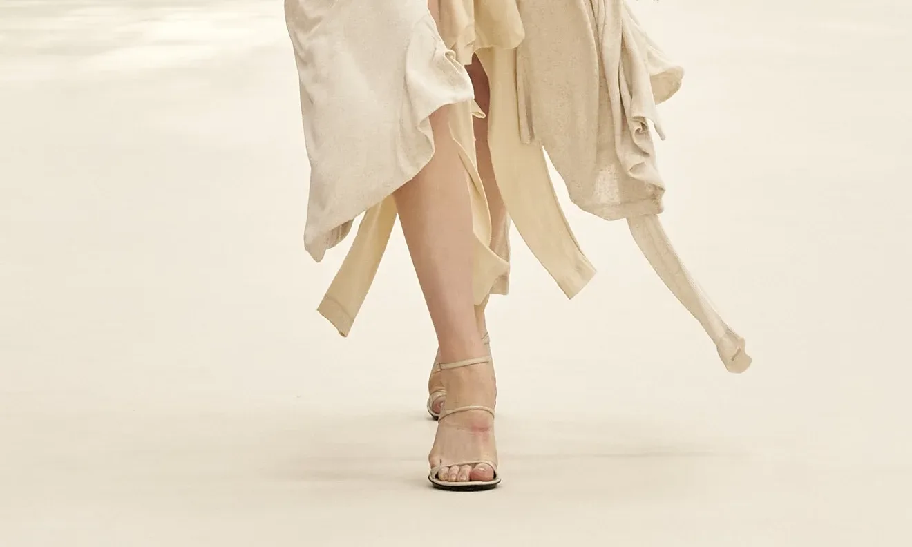Πώς να συνδυάσεις την ασύμμετρη σε off white απόχρωση trendy φούστα της σεζόν