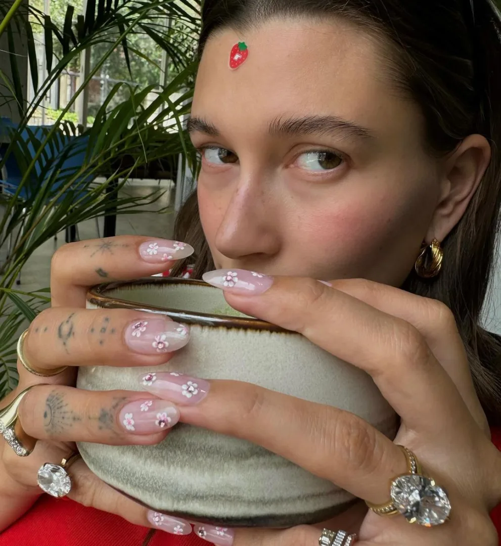 Η Hailey Bieber επιδεικνύει το νέο τεράστιο διαμαντένιο δαχτυλίδι της