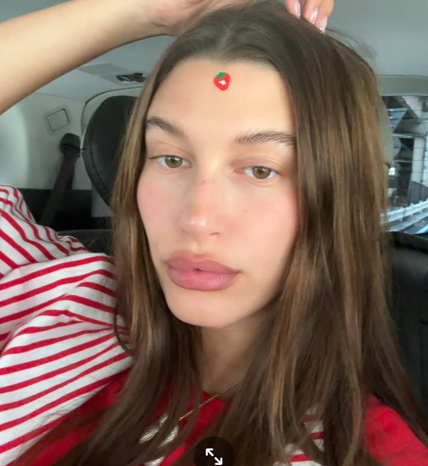 Η Hailey Bieber μόλις ανακοίνωσε το φύλο και το όνομα του μωρού της, σύμφωνα με τους θαυμαστές της