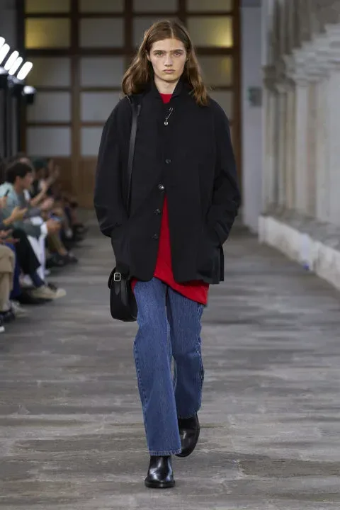 Υπάρχει ένα διαχρονικό trend και αυτό είναι το straight jeans που θα ξανά βάλεις στο παιχνίδι