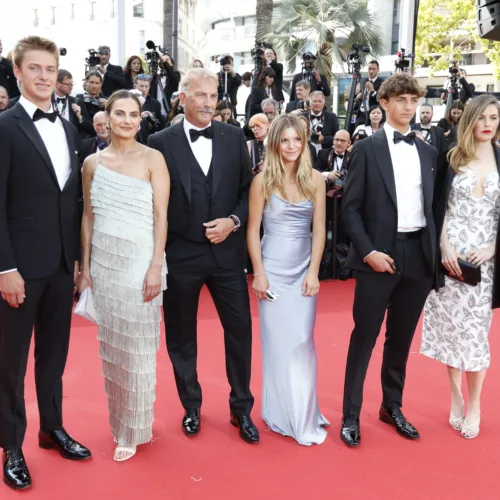 O Kevin Costner εμφανίστηκε στο κόκκινο χαλί των Καννών συνοδευόμενος από τα 5 παιδιά του